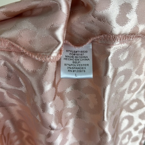 Entro Woman’s Off-the shoulder top Large pink shinny leopard short sleeve - Picture 4 of 4